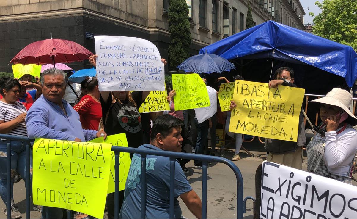 Vendedores exigen a AMLO reapertura de calle Moneda tras colocación de vallas; “¡queremos trabajar!”, dicen