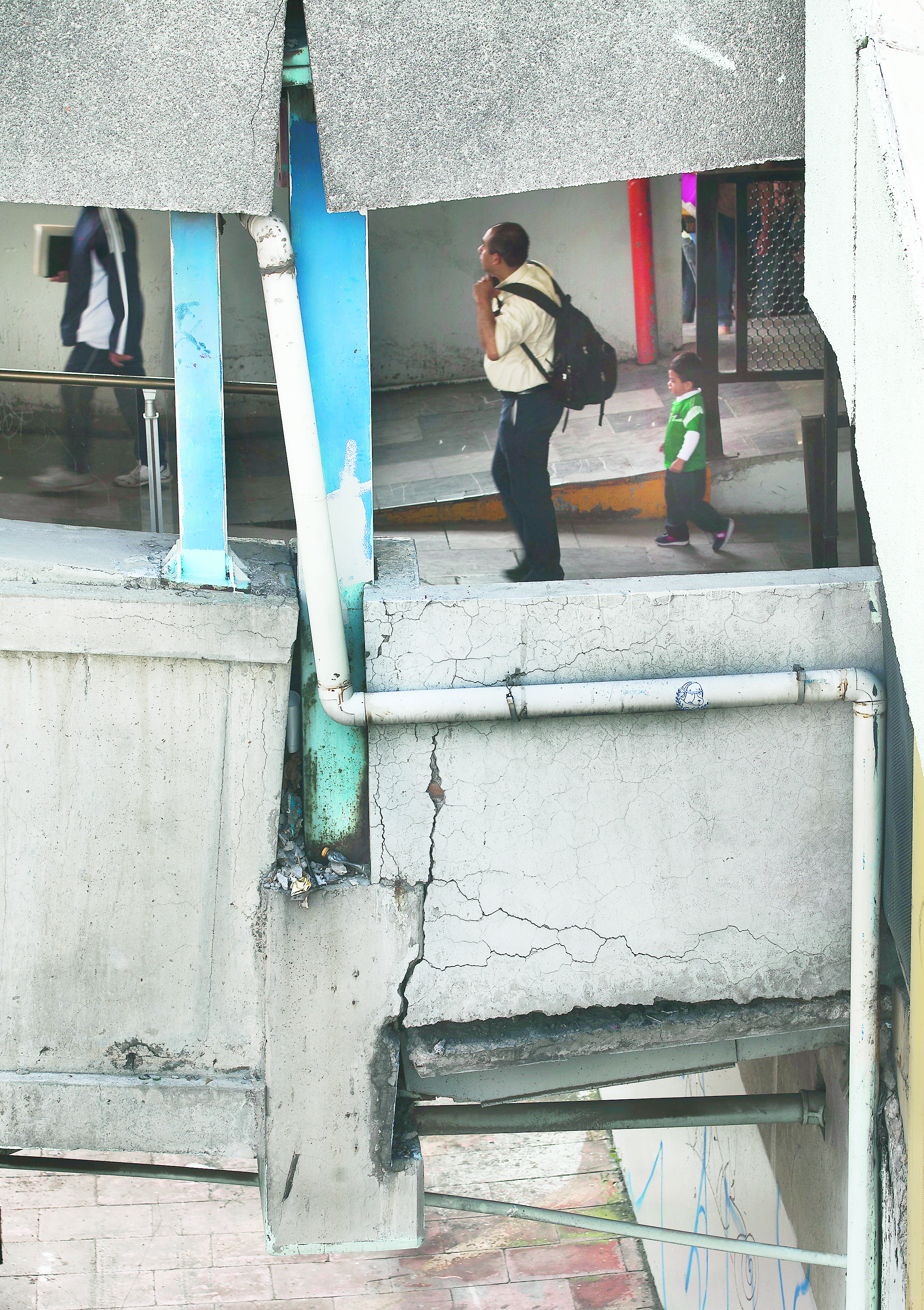 Crecen grietas en paredes y pisos del Metro Pantitlán