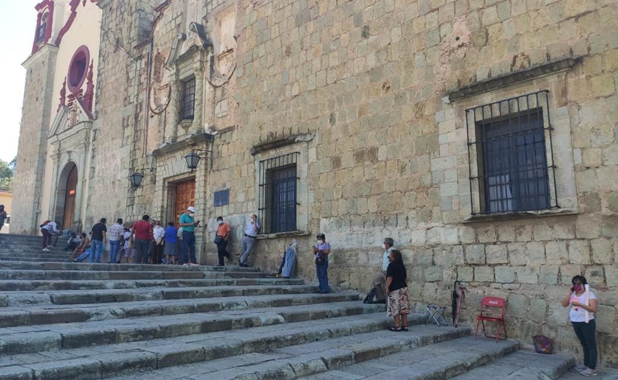 Con 2 días de anticipación, adultos mayores se forman para segunda dosis antiCovid en Oaxaca