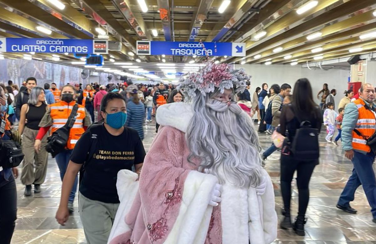 VIDEO y FOTOS: Santa Claus llega a la CDMX y sorprende a usuarios del Metro