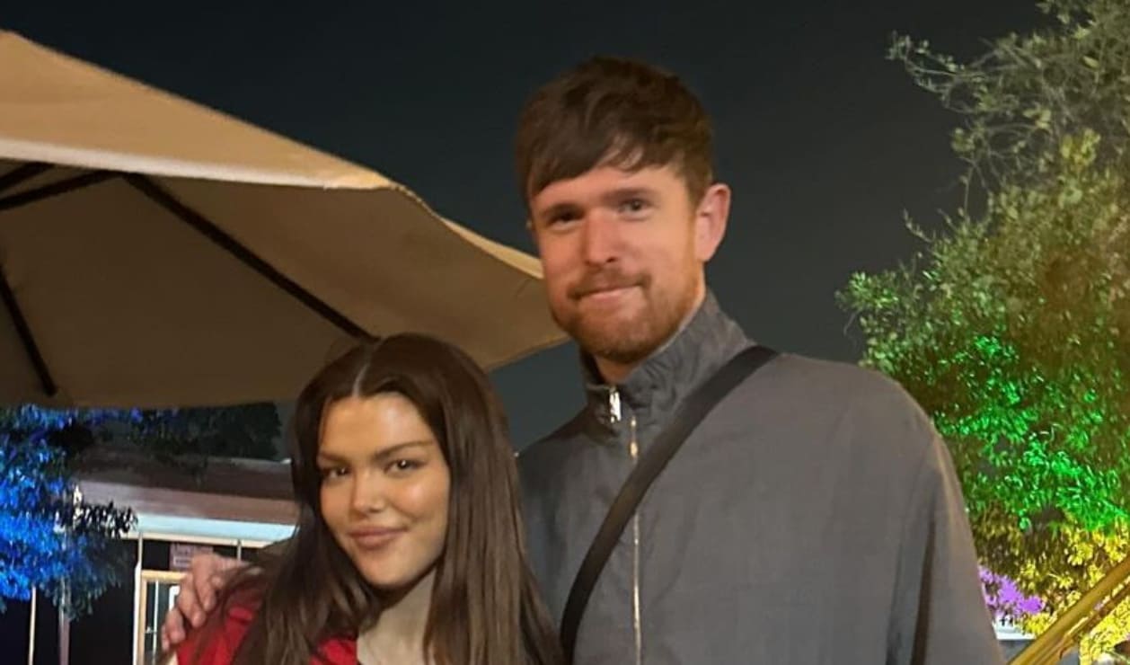 Bu Cuarón comparte emotivo momento al conocer a James Blake, su ídolo