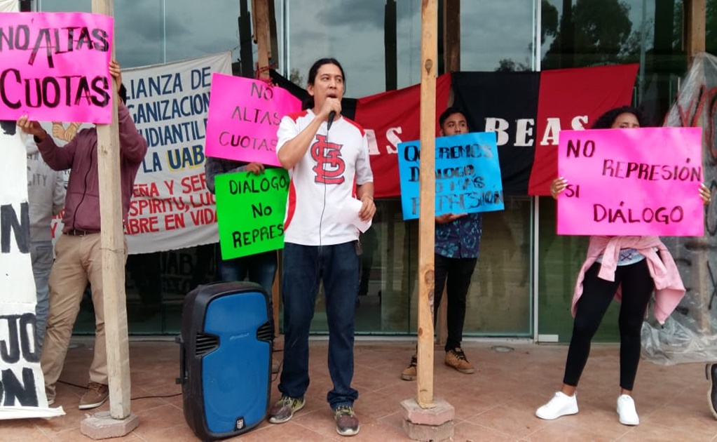 Detienen a líderes de estudiantes  que mantiene tomada la UABJO desde hace 18 días