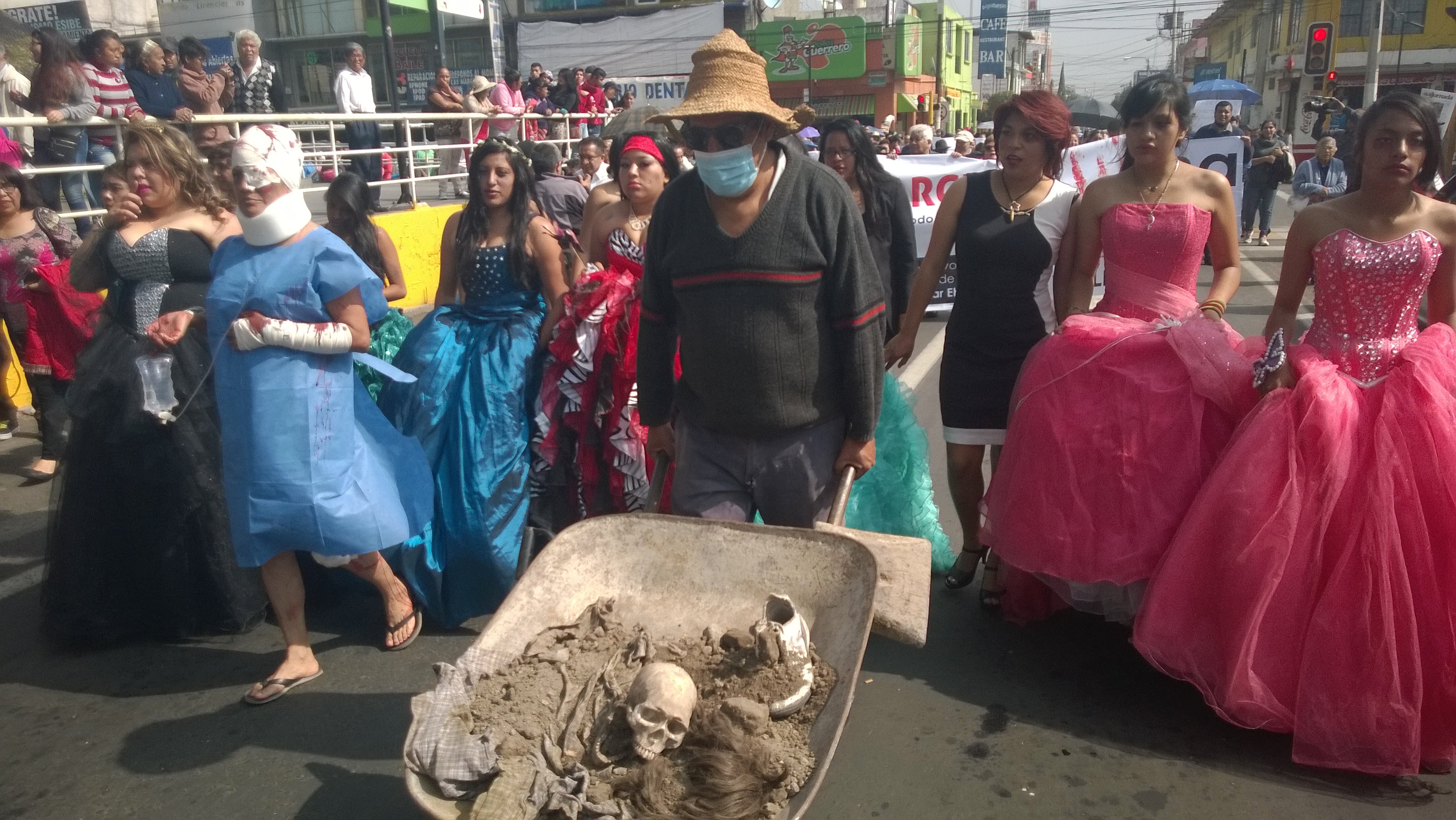 “Ni una más”, piden con performance y marcha en Ecatepec