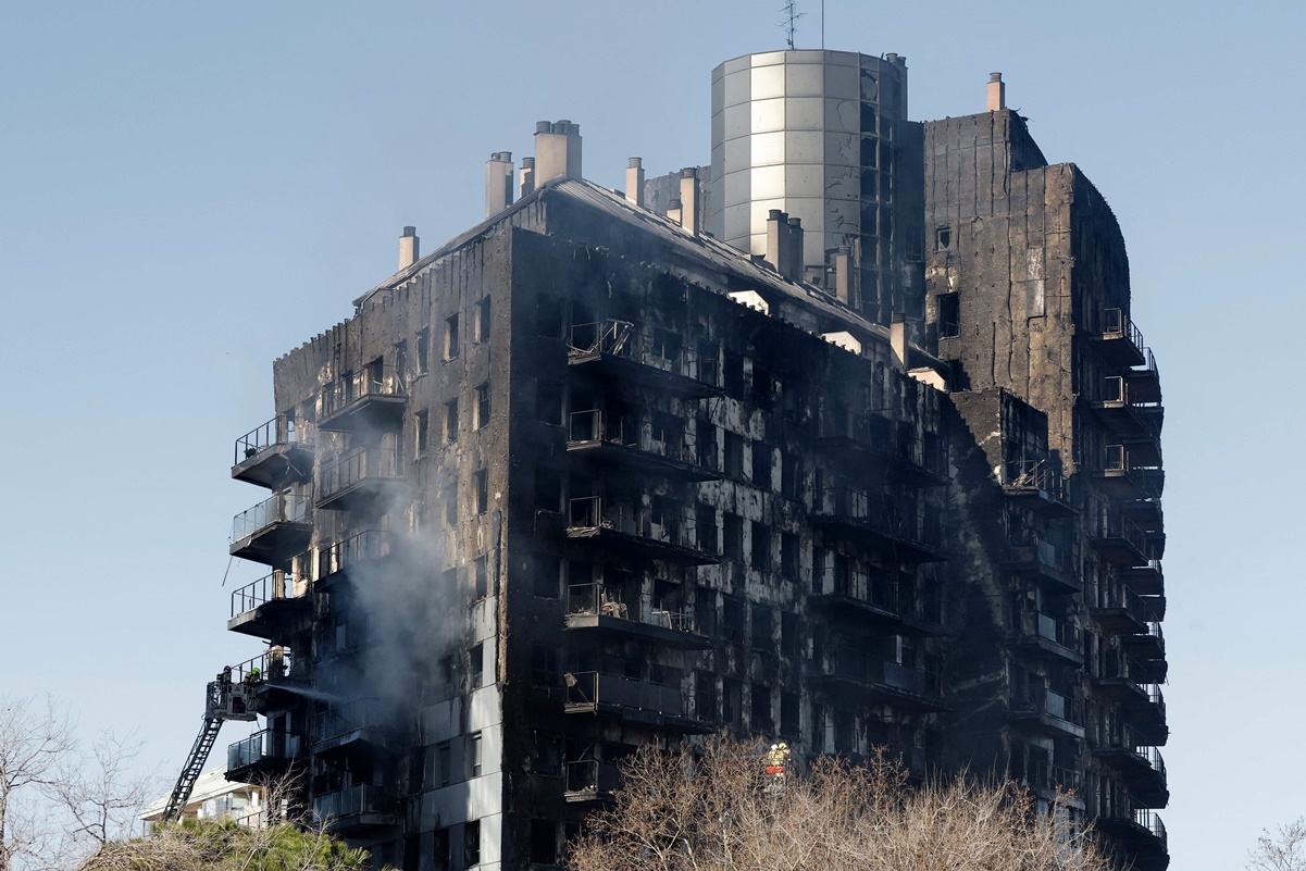 Los dramáticos testimonios que dejó el incendio del edificio en Valencia: “Ya no queda nada de mi casa”
