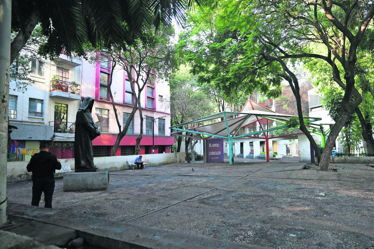 "Ya podemos vivir en santa paz", afirman vecinos tras desalojo de migrantes en Plaza Giordano Bruno