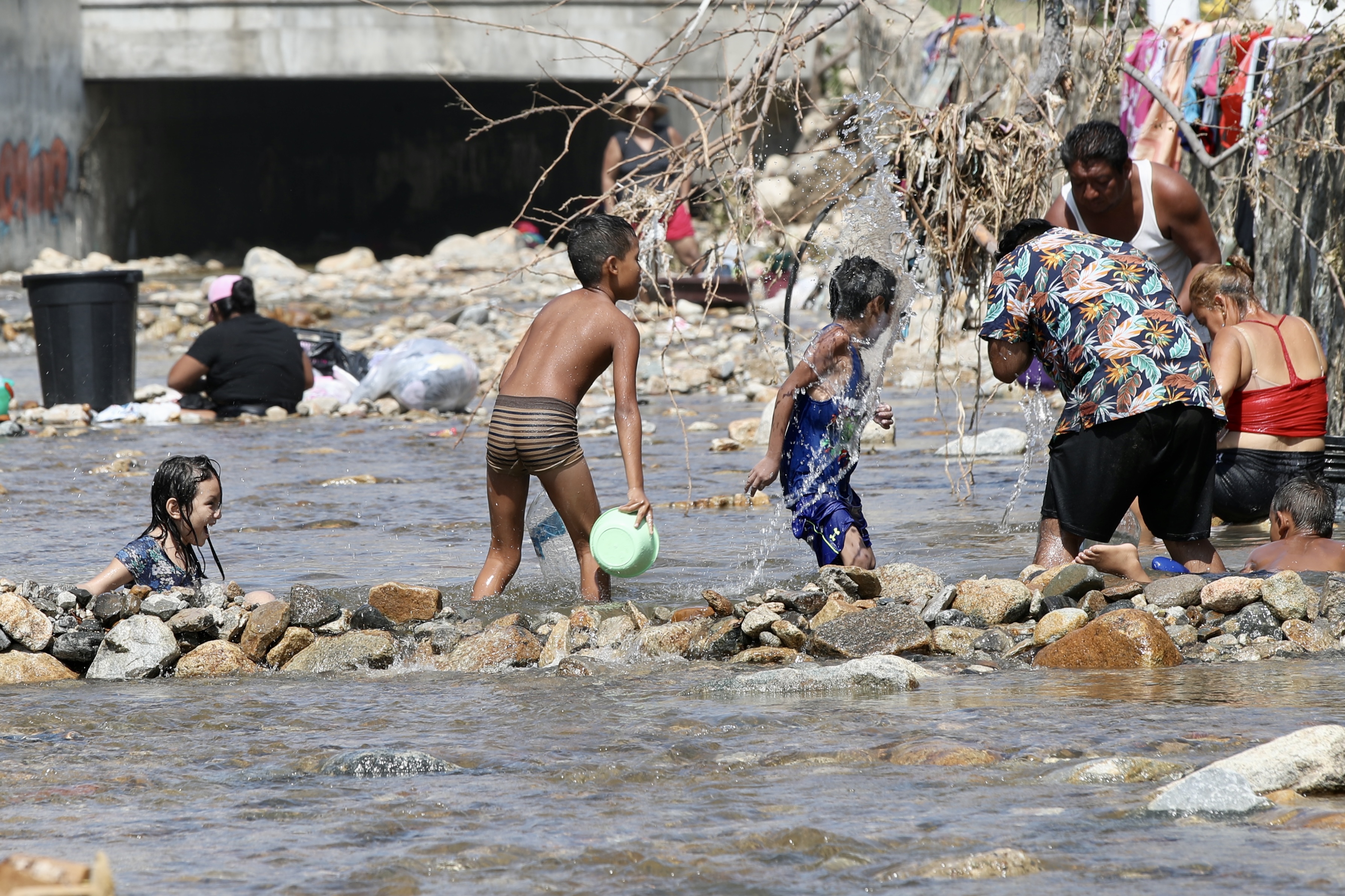 Familias racionan en Acapulco; se bañan en el río 