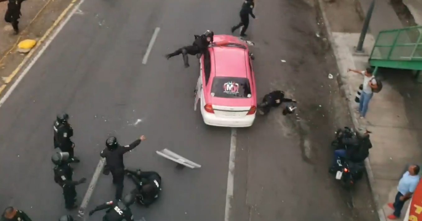 Policías son atropellados por un taxista durante manifestación en Insurgentes Sur