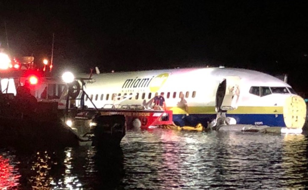 Avión Boeing 737 sale de pista y cae a río en Florida; no hay muertos