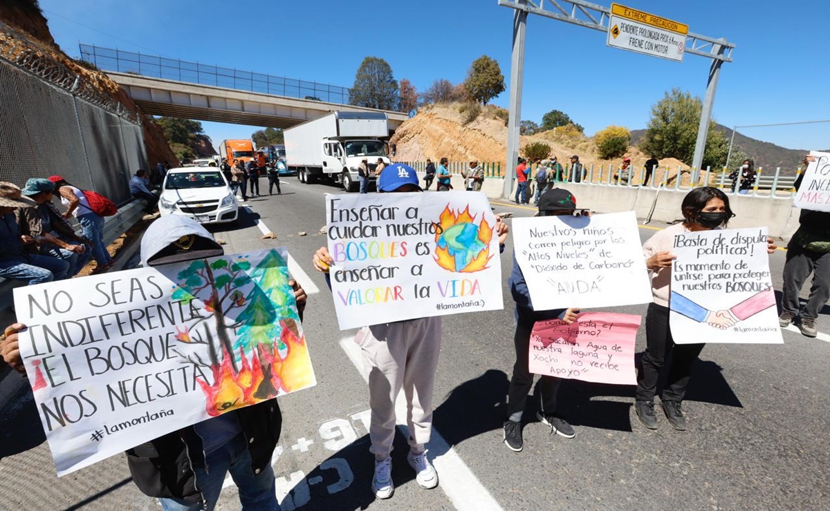 Manifestantes bloquean autopista Naucalpán-Toluca