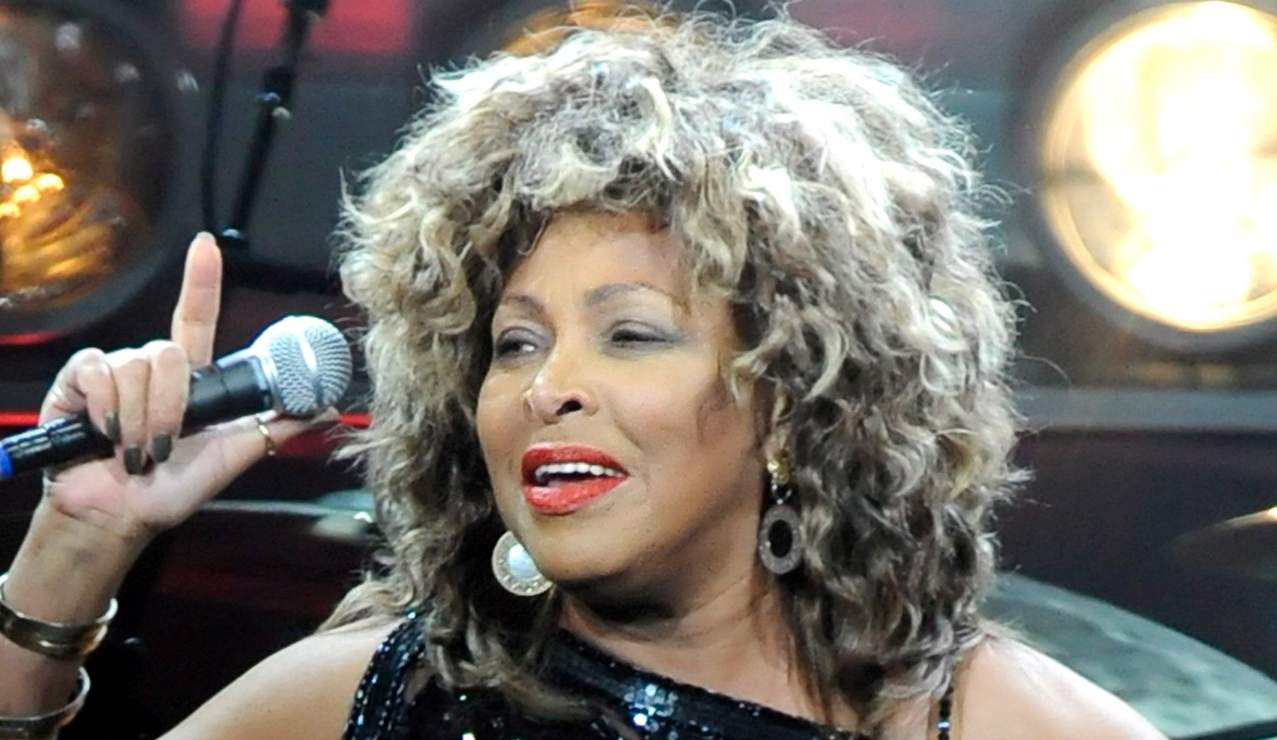 Hijo de Tina Turner es encontrado muerto en su casa; tenía 62 años