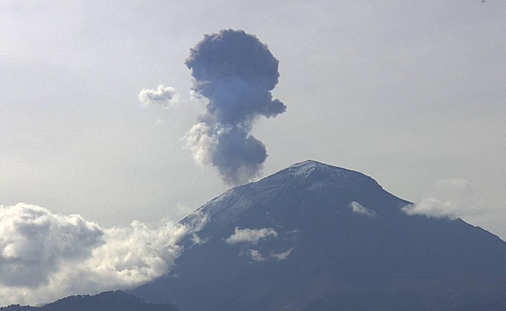 Volcán de Colima exhala fumarola de dos km de altura