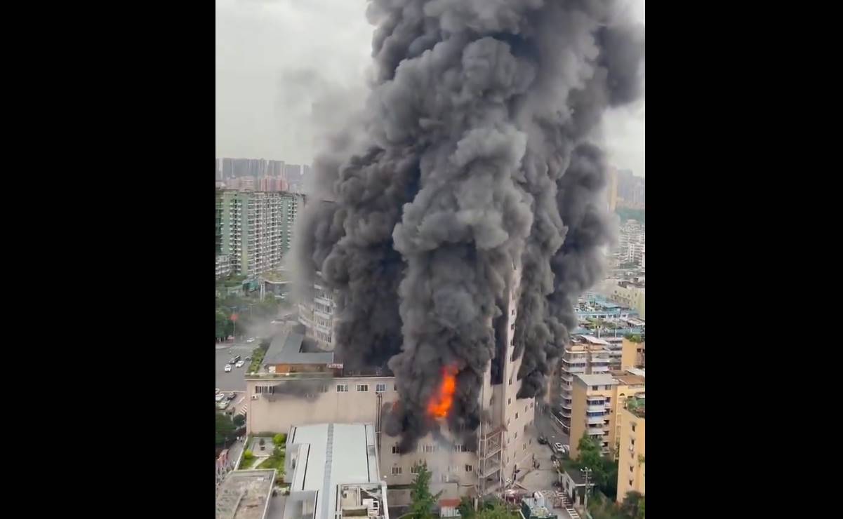 Incendio en centro comercial de China deja al menos 16 muertos