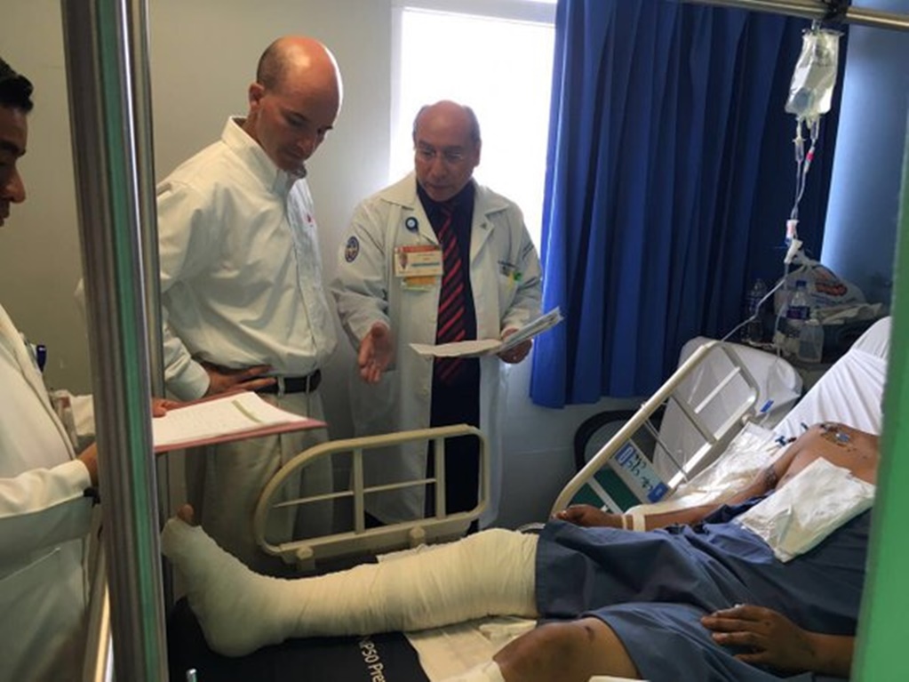 Titular de Pemex visita a heridos de Pajaritos