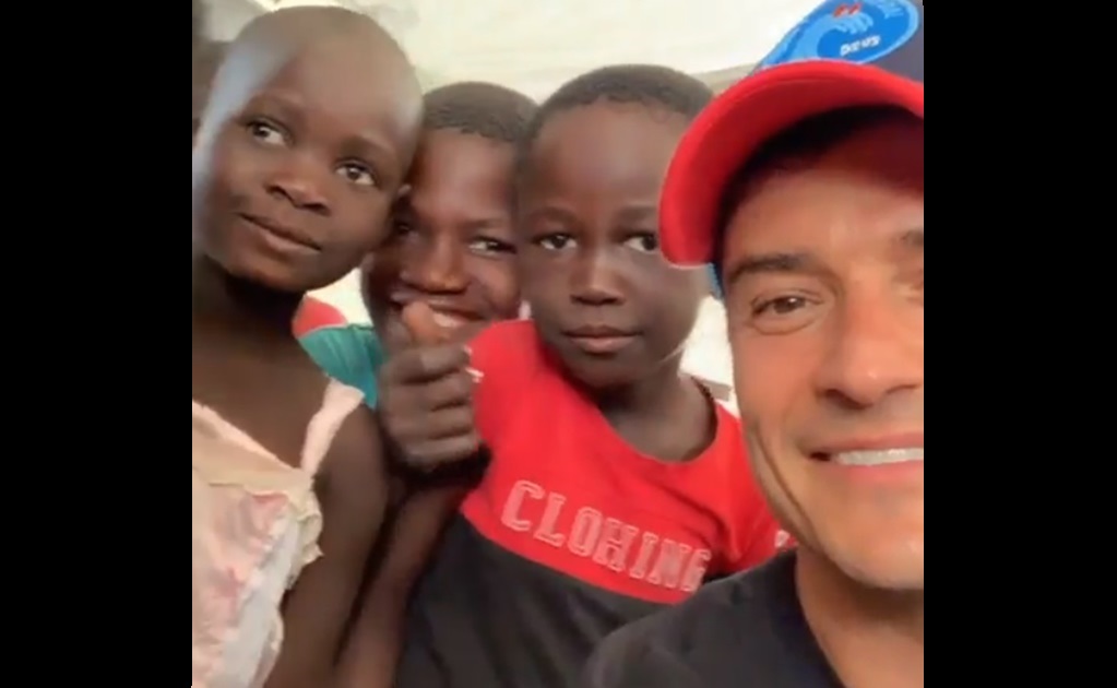 Orlando Bloom visita a niños afectados por ciclones en Mozambique