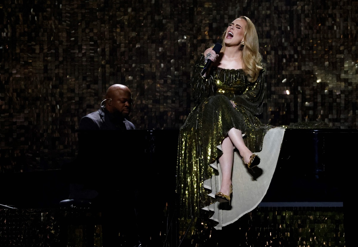 Adele pide que dejen de lanzar objetos en el escenario: "disfruten de la música, se los ruego"