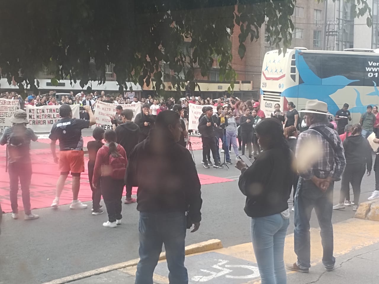 Normalistas bloquean Avenida Universidad de la CDMX