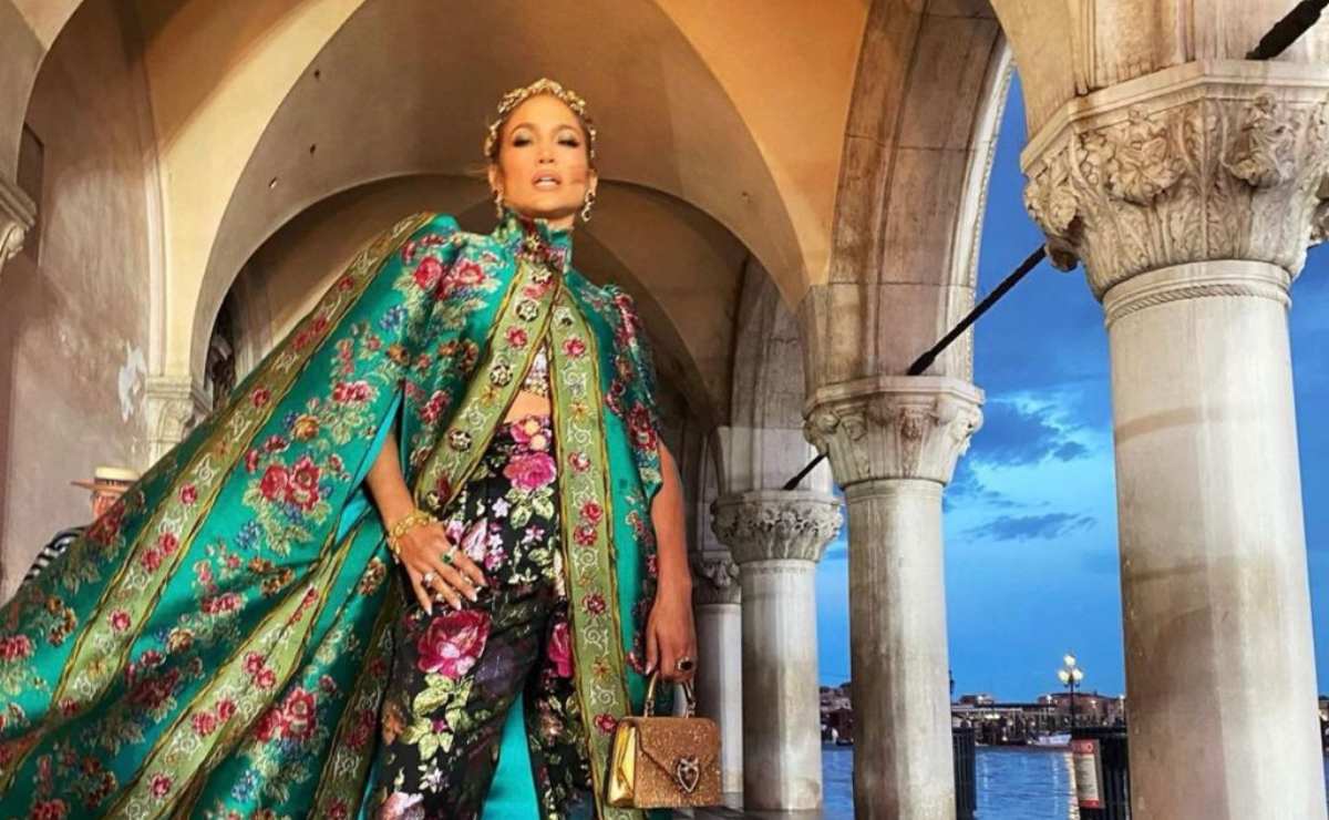 Jennifer Lopez comete un faux pas y olvida quitar la etiqueta de su ropa Dolce & Gabbana