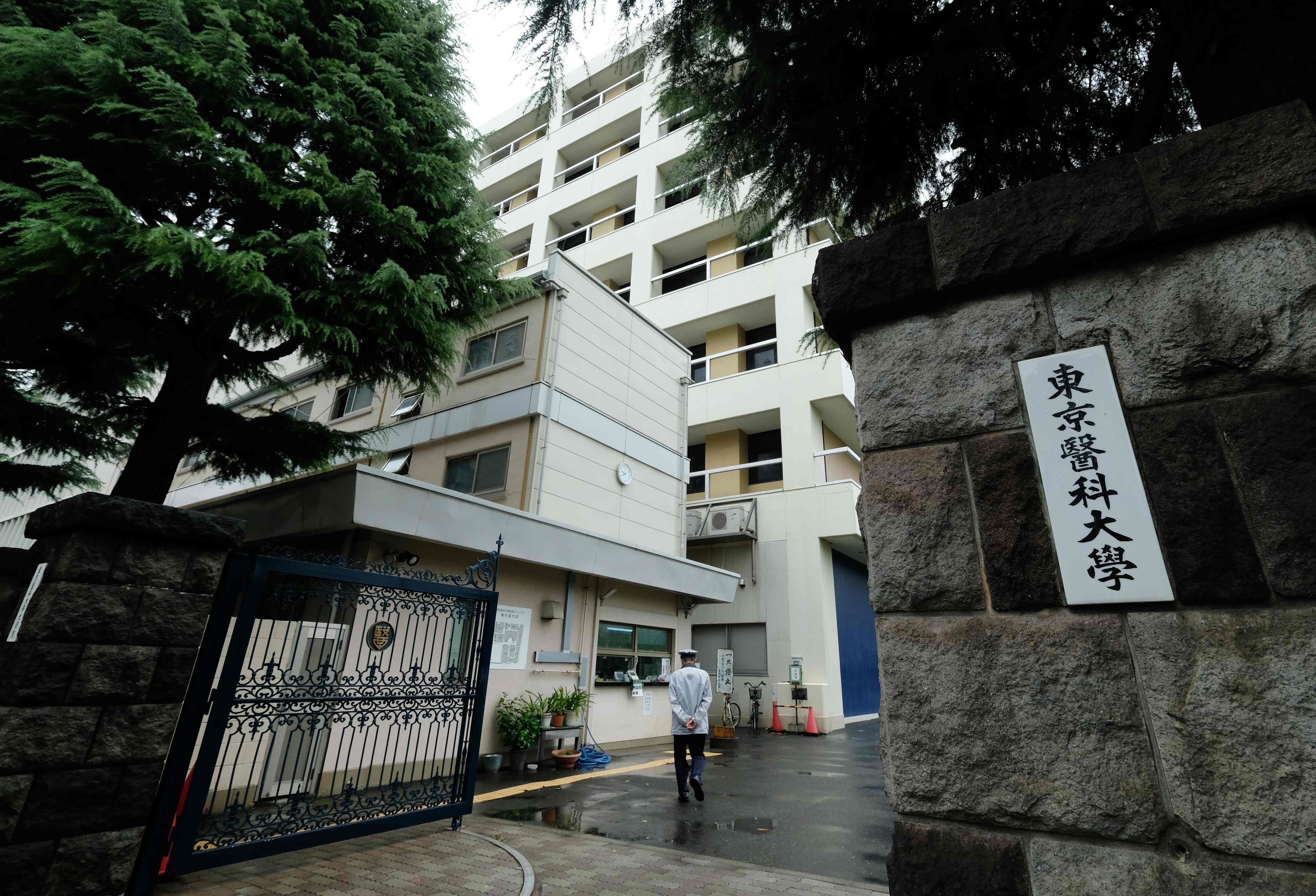 Universidad Médica de Tokio admite que alteró resultados para aceptar a menos mujeres