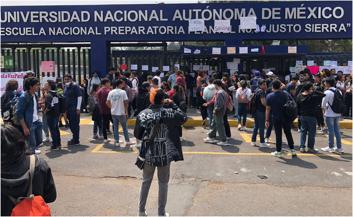 Encapuchados toman la Prepa 3 "Justo Sierra" de la UNAM; denuncian acoso de 3 maestros