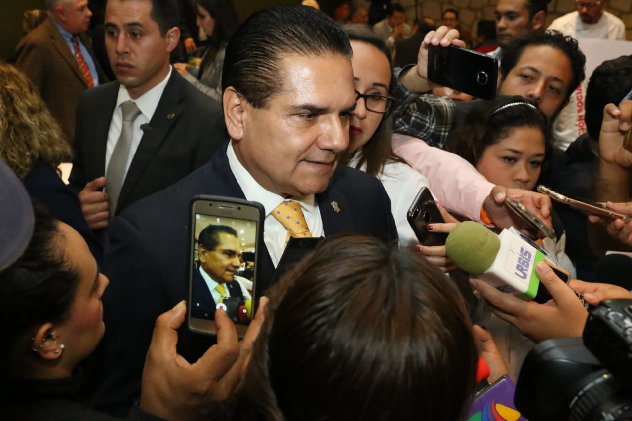 Arremete gobernador de Michoacán contra director de Pemex por desabasto