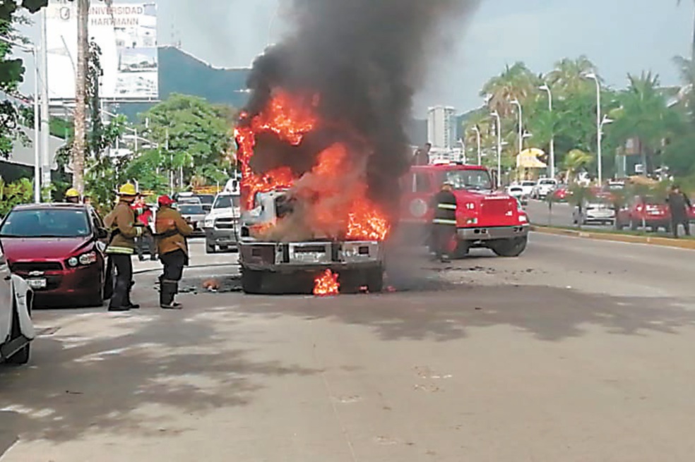 Delincuentes incendian 4 autobuses en dos días en Guerrero