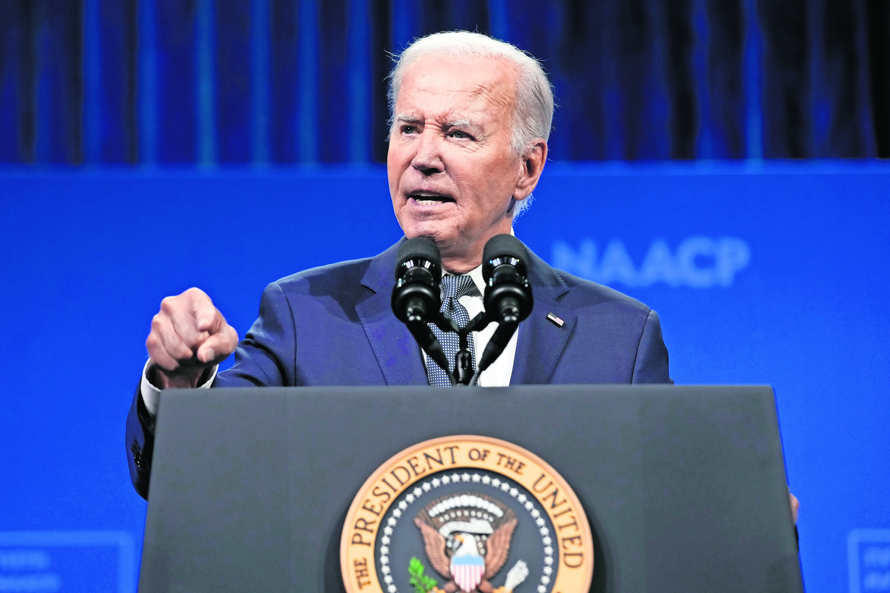 Jefa de campaña de Biden reconoce descenso de apoyo, pero reitera que seguirá en la contienda