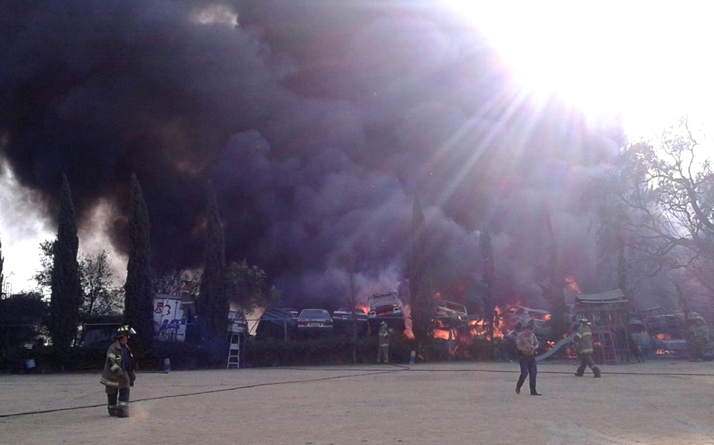Fuego consume varios autos chatarra en Cuautitlán Izcalli