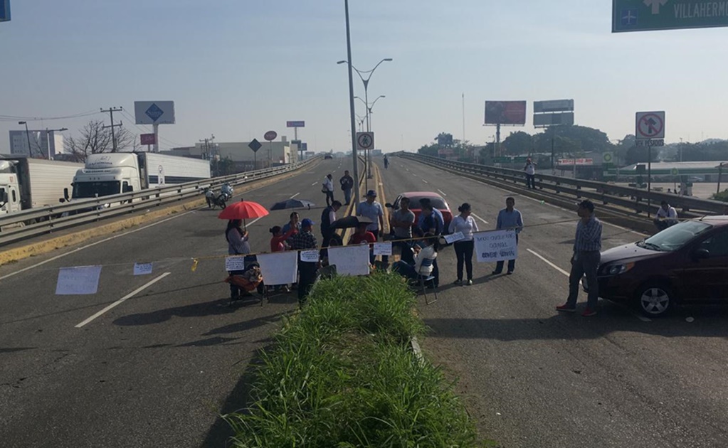 Trabajadores realizan bloqueo en carretera de Tabasco