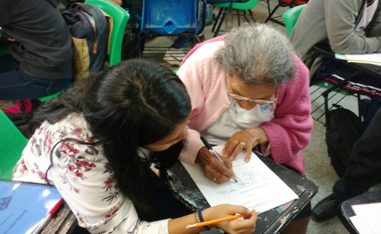 Lupita asiste a su primer día de preparatoria a los 95 años