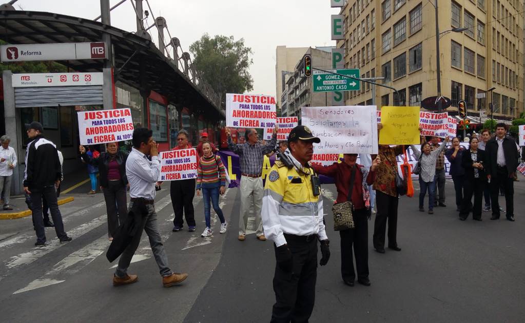 Ahorradores de Ficrea protestan en Insurgentes