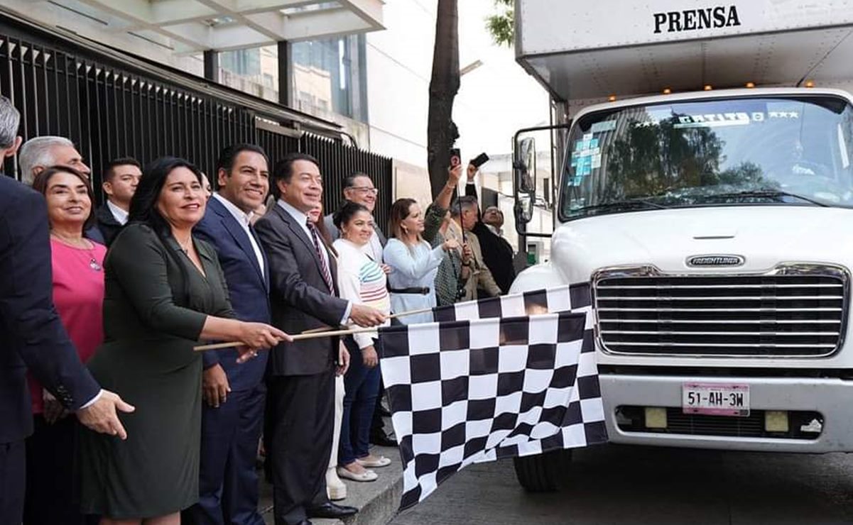 Foto de Mario Delgado con ayuda a damnificados desata debate en Senado