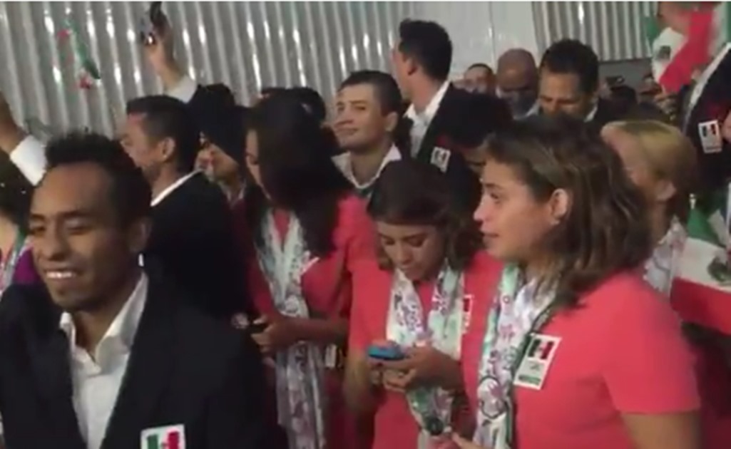 Delegación mexicana canta “El Rey”