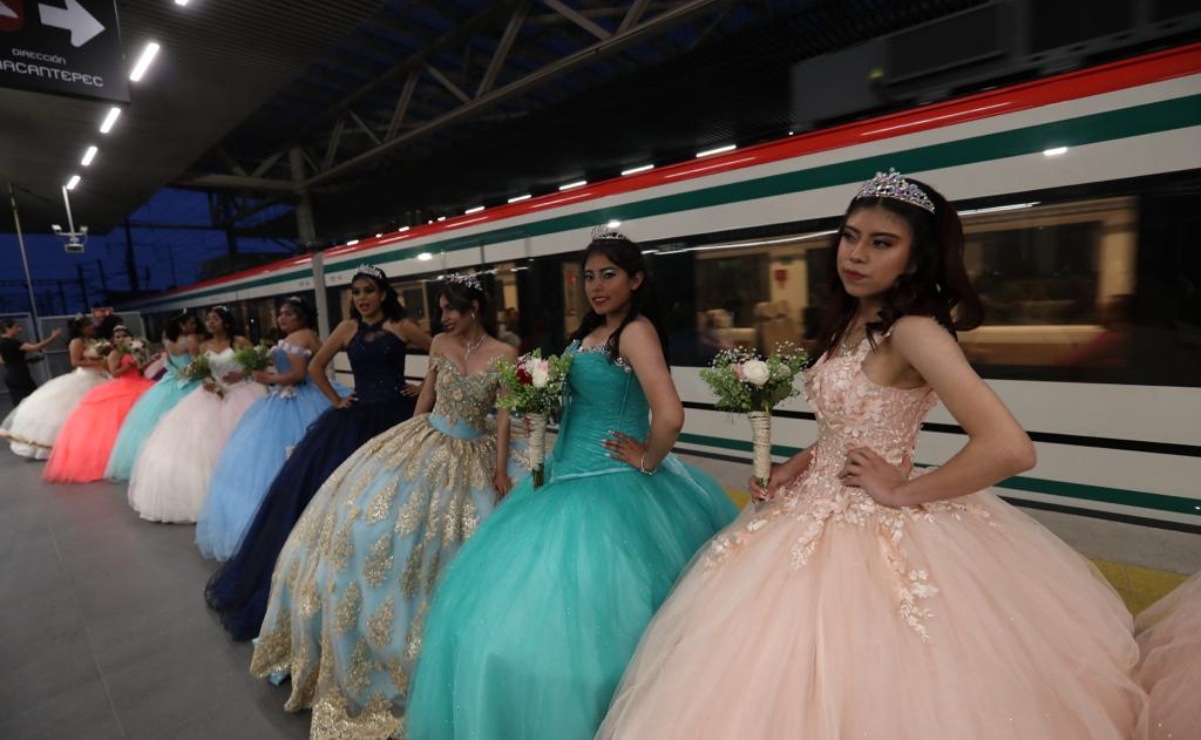 FOTOS. Como en cuento de hadas: quinceañeras viajan en el recién inaugurado Tren Interurbano "El Insurgente"
