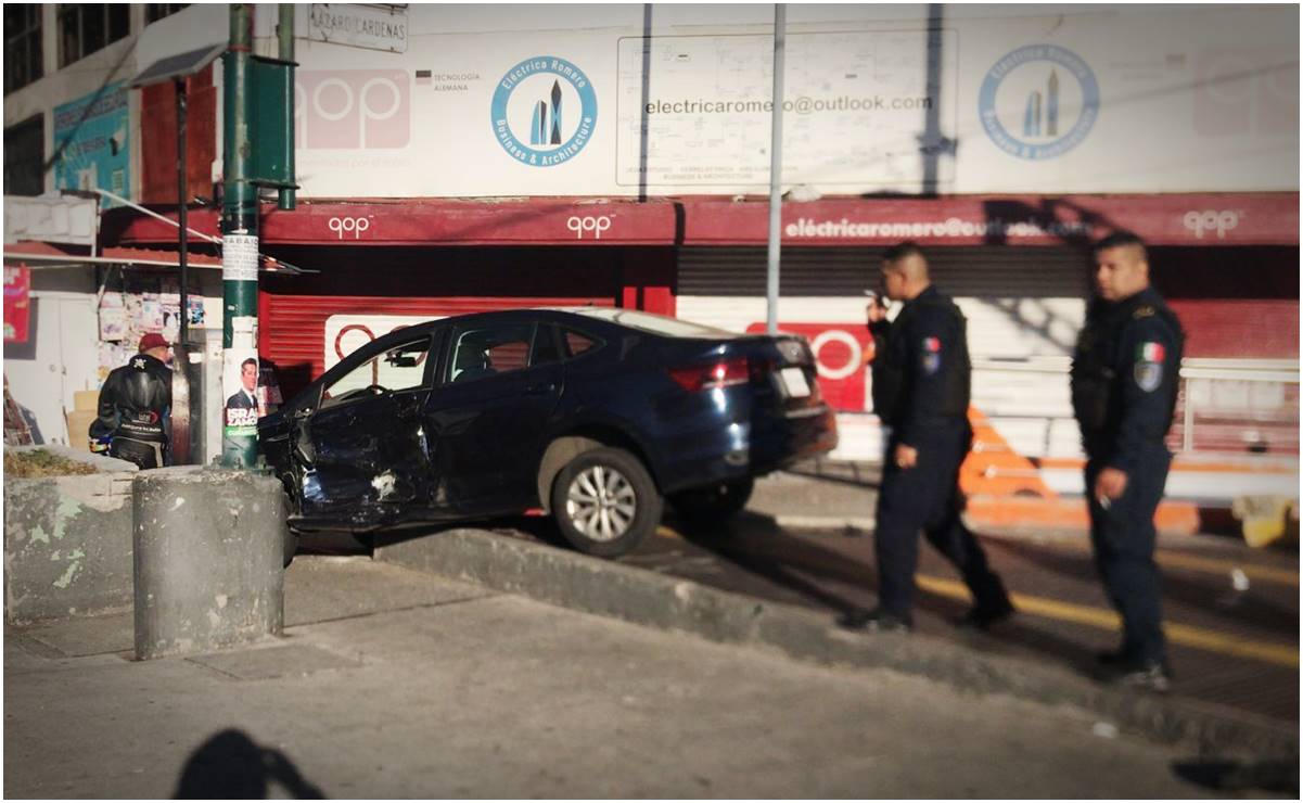 VIDEO: Chocan 2 autos en Eje Central y uno termina en la entrada del Metro Obrera; hay 1 detenido