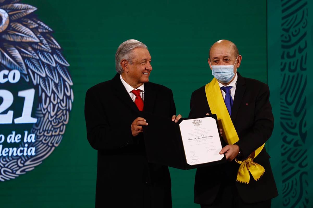 AMLO condecora con la Orden Mexicana del Águila Azteca a ministro francés