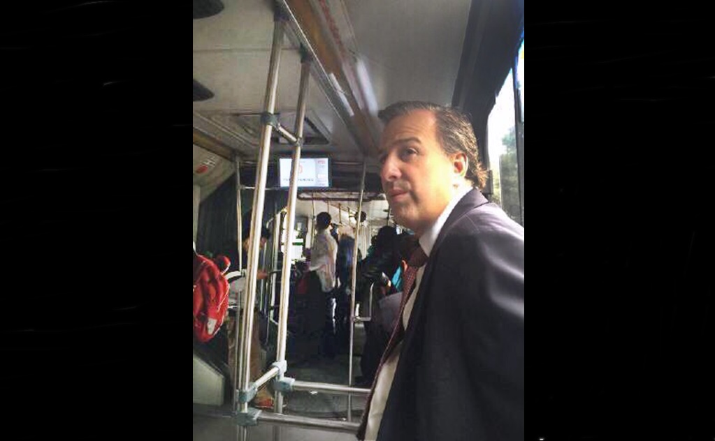 Meade llega al trabajo en Metrobús