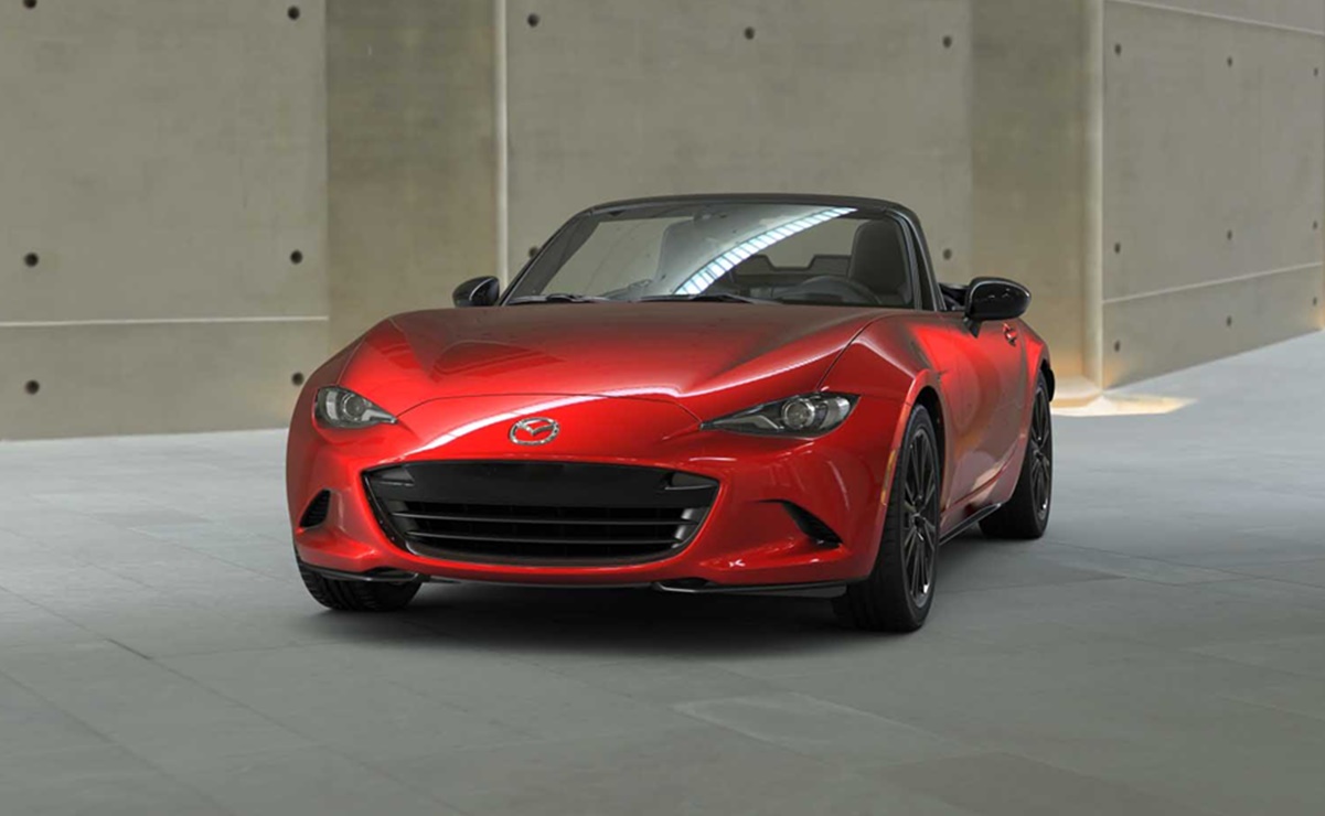 Mazda MX-5: Así es el vehículo deportivo que un joven intenta comprar a 520 pesos