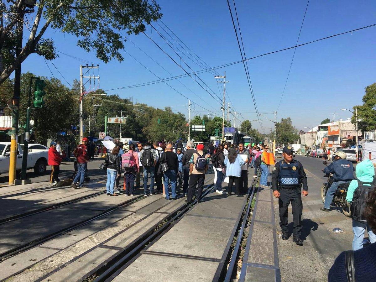 Manifestantes afectan vialidad y servicio de tren ligero en Xochimilco