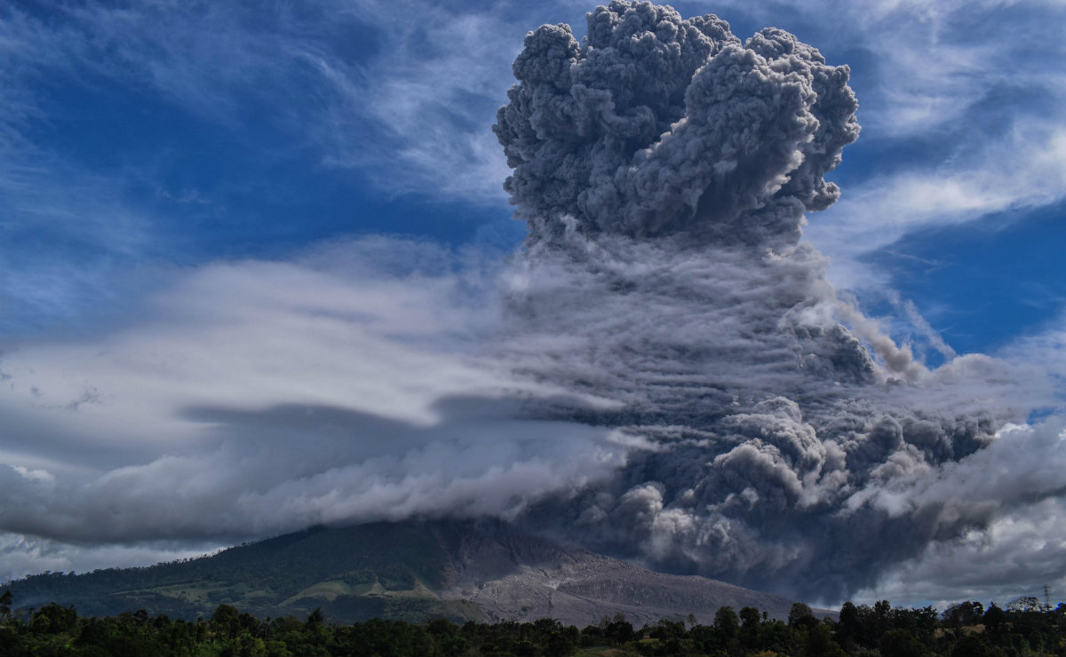 La erupción del volcán Sinabung en Indonesia y otros desastres
