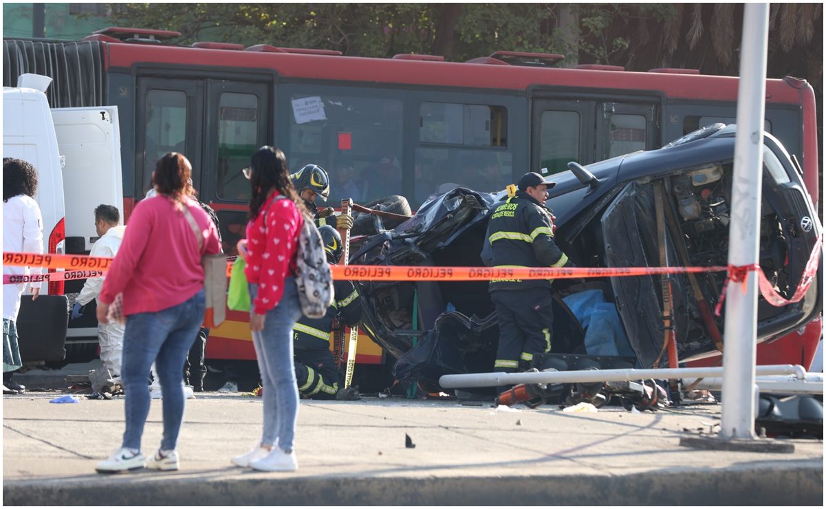 Choque de automóvil contra Metrobús deja 2 muertos frente a estación Leyes de Reforma 