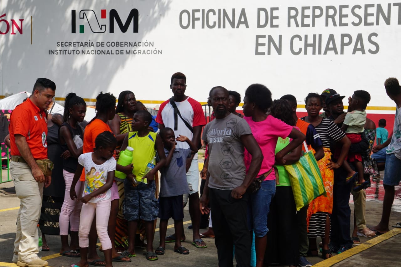 Africanos se entregan a INM en Tapachula, Chiapas, para ser regularizados