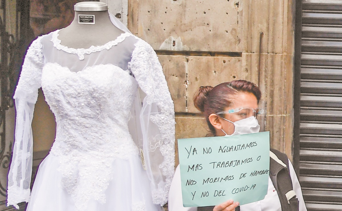 En protesta, colocan los vestidos de novia y XV años en calle