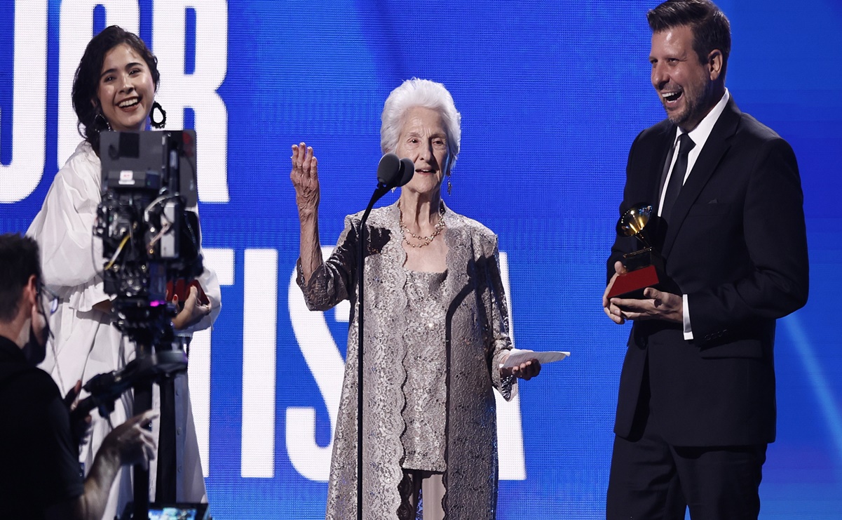 Ángela Álvarez, de 95 años de edad, se corona como mejor nuevo artista en los Latin Grammy