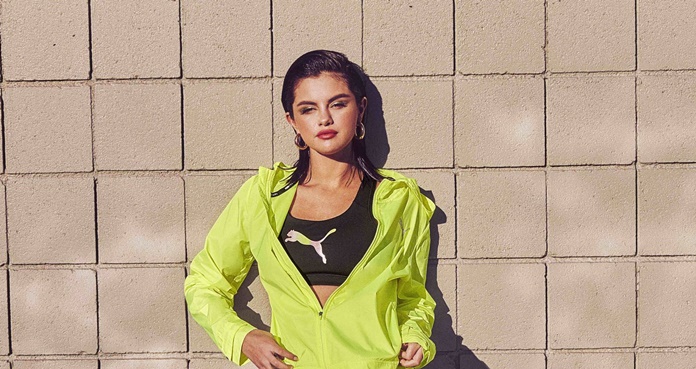 Selena Gomez conquista con belleza y leggings en sesión de fotos