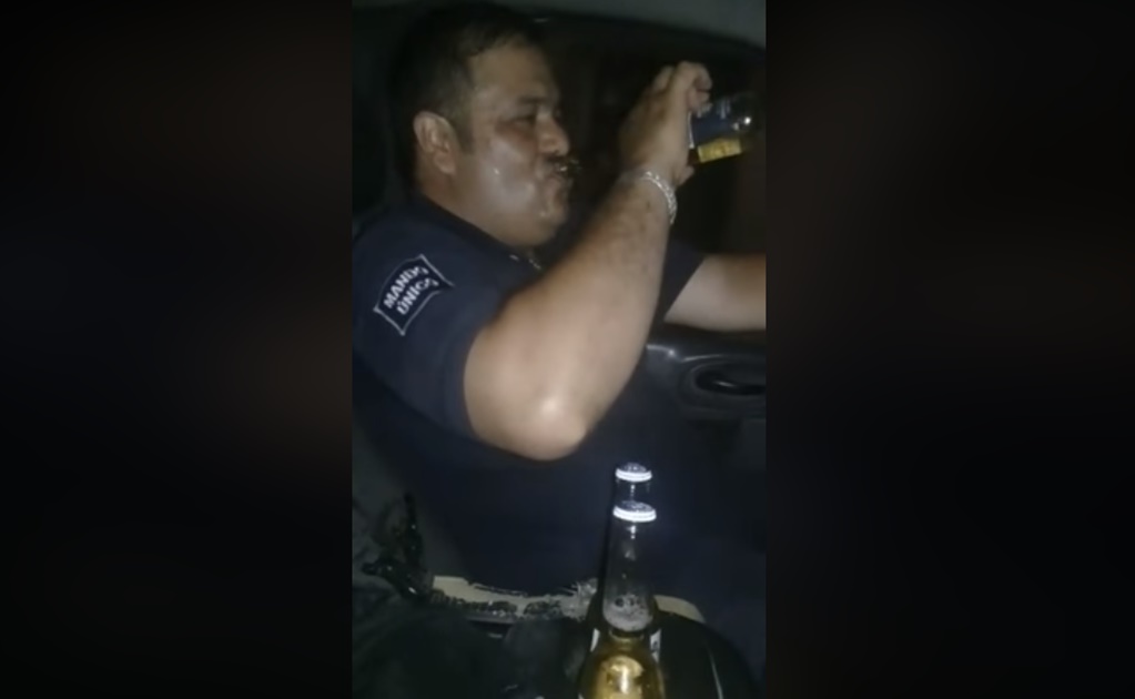 Exhiben en video a policía "chelero" mientras conduce en Michoacán