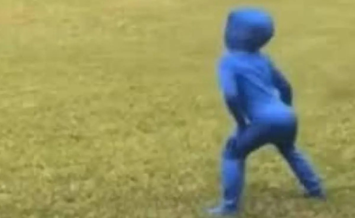 Regalan a niño "traje invisible" y el uso que le dio enterneció a TikTok