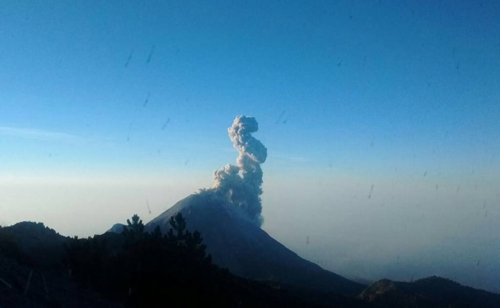 Volcán de Colima lanza fumarola de 1.5 km