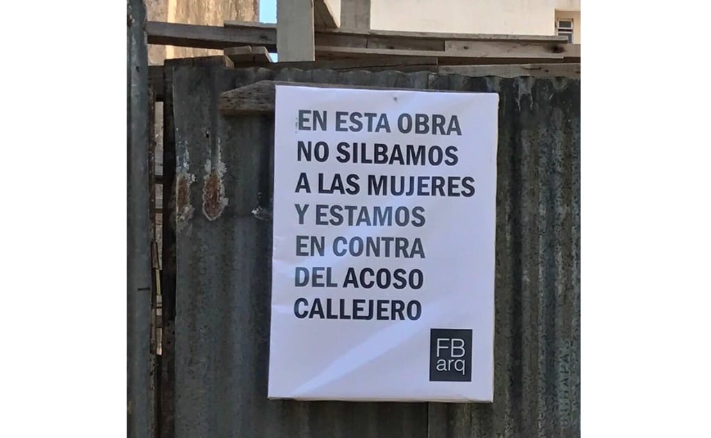 "Aquí no silbamos a la mujeres": el cartel antiacoso colocado por albañiles