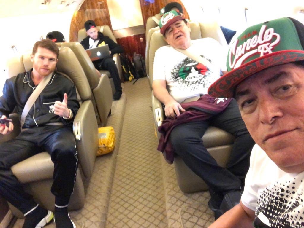 Canelo viaja con "pijama" de 50 mil pesos