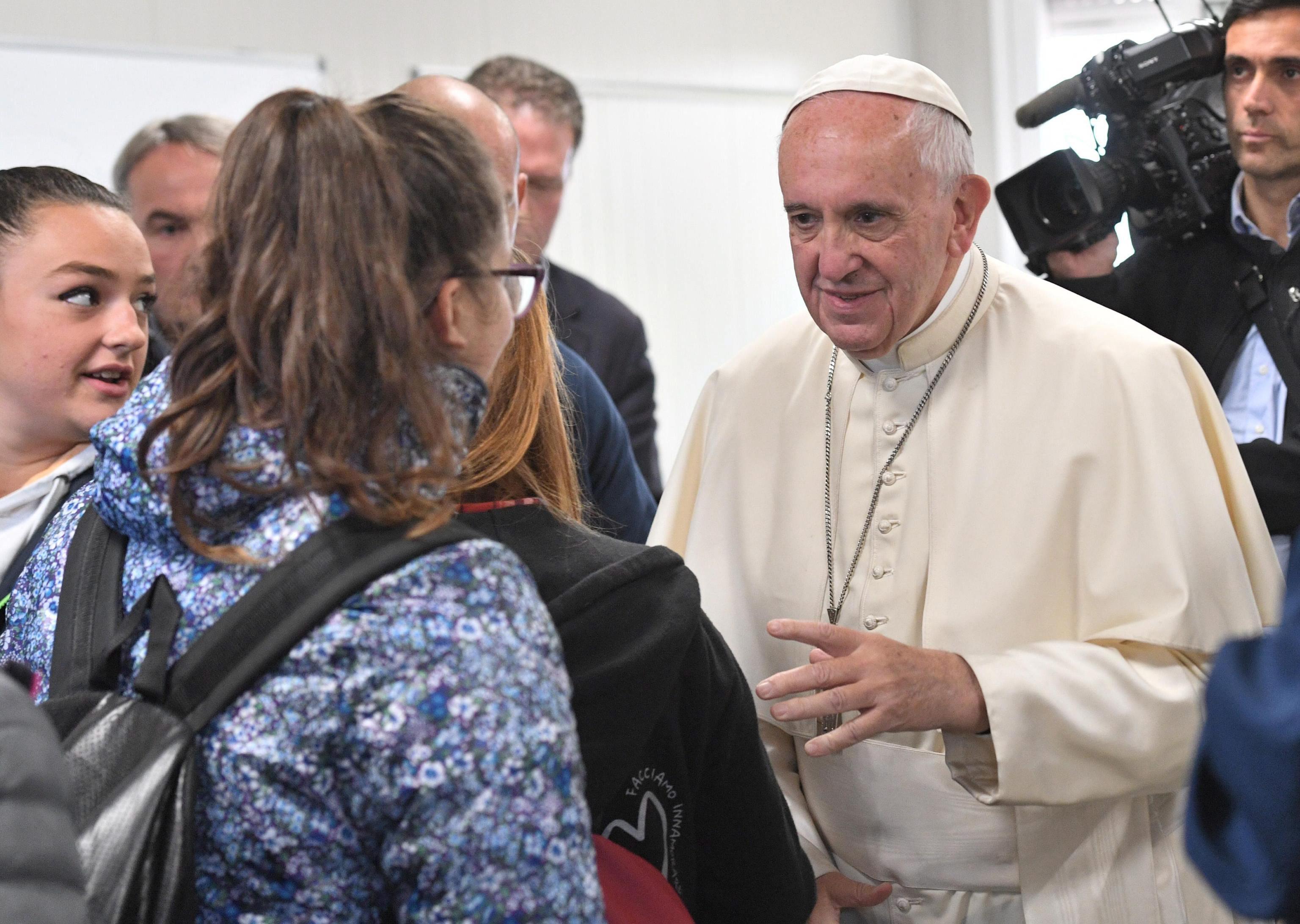 Papa visita zonas golpeadas por sismo en Italia